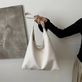 Bolso tote blanco con textura tejida y correa de hombro ancha en piel sintética - Blanco