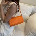 Sac à bandoulière rectangulaire orange vif avec un design de rabat ondulé unique - Orange