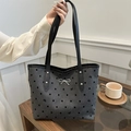 Dunkelgraue Polka-Dot-Tasche mit schwarzen Schleifen und silbernem Anhänger - Schleife
