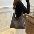 Bolso tote grande de cuero trenzado marrón oscuro en modelo para estilo de oficina - Marrón