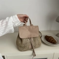 Stroh-Rucksack für Damen mit brauner PU-Lederklappe und praktischem Kordelzug - Khaki