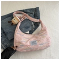 Borsa a mezzaluna rosa in nylon con ricami colorati e ciondolo a tazza di caffè - Style Without Charm / Rosa