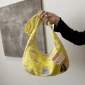 Borsa a mezzaluna gialla in nylon con trama 3D e ciondolo a cupcake in peluche - Style Without Charm / Giallo