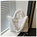 Vista detallada del bolso tote acolchado blanco con una suave textura de nailon suave - Blanco