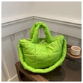 Détail du sac matelassé vert vif en nylon brillant avec une bandoulière assortie - Vert