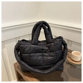 Gros plan sur le sac fourre-tout matelassé noir avec poignées et bandoulière large - Noir