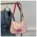Détail du sac hobo rose avec matelassage en losanges et broderies de franges colorées - Rose