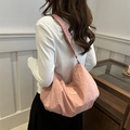 Sac hobo rose en nylon en forme de nuage avec écusson rond en cuir et inscription - Rose (Sans Charme)