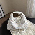 Witte nylon handtas met pastelkleurig borduursel en verstelbare schouderriem - Wit