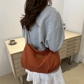 Borsa tote capiente marrone caramello con trama a pieghe indossata da modella - Arancione (Senza Ciondolo)