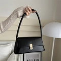 Borsa a spalla nera minimalista con un elegante fermaglio girevole in metallo dorato - Nero