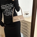 Borsa sottobraccio in pelle marrone con chiusura dorata e abito nero stampato - Cachi