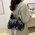 Schwarze Canvas-Unterarmtasche mit Wellenstickerei und silbernem Kettenriemen - Einfacher Stil / Schwarz Ohne Anhänger