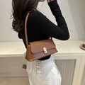 Borsa sottobraccio marrone vintage in pelle con fibbia dorata e tracolla chic - Cuoio