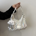 Weiße Stepptasche mit bunten Streifen und flauschigem Wolken-Anhänger - Anhänger-Stil / Weiß Mit Wolkenanhänger