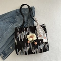 Borsa tote in jacquard nero con fiore bianco, foulard di seta e ricami colorati vivaci - Nero