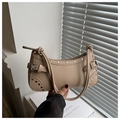 Detalle del bolso de hombro caqui retro con remaches metálicos y correas con hebillas - Caqui