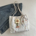 Borsa tote in tela bianca trapuntata con ciondolo a fiore e foulard con monogramma - Bianco