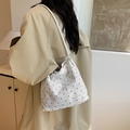 Sac seau blanc à pois noirs avec fines bandoulières au style décontracté chic - Blanc