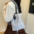 Sac seau bleu clair à pois avec grand nœud en dentelle blanche et bandoulière chic - Bleu