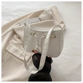 Schicke weiße Lederschultertasche mit Kordelzug und goldenen Ösen in cremefarbener Optik - Weiß