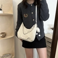 Grande borsa hobo crema con catena argento e ciondolo a pecora indossata - Bianco