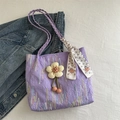 Borsa tote trapuntata viola con ricami floreali e sciarpa di seta su sfondo bianco - Viola