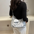 Borsa a spalla argento metallizzato plissettata con catena e ciondolo a nuvola di peluche - Argento