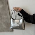 Silberne Schultertasche aus Metallic-Spiegelleder mit Schleife und Knotengriff-Design - Silber