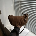 Bolso bandolera de ante marrón esmerilado con diseño plisado y detalle de nudo en asa - Tostado