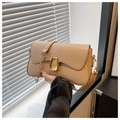Details einer beigen Umhängetasche aus Kunstleder mit geometrischer Gold-Schnalle - Khaki