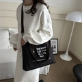 Große schwarze Nylon-Tragetasche mit Slogan-Aufdruck und verstellbarem Schultergurt - Schwarz