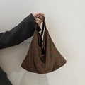 Grand sac fourre-tout en velours côtelé marron avec imprimé fraises tenu à la main - Marron