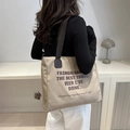 Minimalistische beige Canvas-Einkaufstasche mit braunem Kunstdruck und breiten Trägern - Khaki