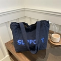 Borsa tote in nylon blu scuro stropicciato con scritta Support e coulisse - Blu