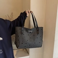 Borsa tote grigia con stelle nere e fiocco argento per uno stile casual chic - Stile Stella Grigia