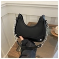 Dettaglio della borsa hobo nera a mezzaluna con catena argentata e borchie metalliche - Nero