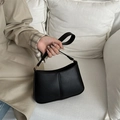 Borsa sottobraccio minimalista in pelle opaca nera con cuciture verticali e fibbie d'oro - Nero