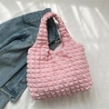 Sac nuage chic rose à texture popcorn avec design plissé pour un style coréen moderne - Rose