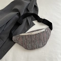 Crossbody Gürteltasche aus schwarz-weißem Tweed mit breitem Gurt und silbernem Reißverschluss - Schwarz