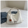 Dettaglio borsa a mezzaluna bianca con fiocco argento e coulisse in perle d'ambra - Bianco