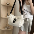 Bolso bandolera minimalista de nailon marfil con correa negra y bolsillo lateral ajustable - Blanco