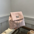 Rucksack aus rosa Wildleder mit silberner Schmetterlingsschließe und Kettenriemen - Rosa