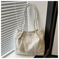 Dettaglio della borsa tote con paillettes bianche, manici intrecciati e nappa elegante - Bianco
