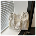 Dettaglio della borsa tote trapuntata con ricami colorati e nappa bianca decorativa - Bianco (Con Ciondolo)