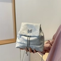 Silberner Samt-Rucksack für Damen mit Schmetterlingsschnalle und Kettenquasten - Silber
