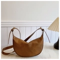 Détail du sac hobo en daim marron avec fermeture éclair dorée et boucle réglable - Marron (Sans Pendentif)