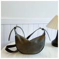 Détail du sac demi-lune en toile vert olive avec bordures en cuir sur marbre - Thé Noir (Sans Pendentif)