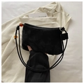 Detalle de bolso hobo de ante negro con cuentas de ámbar y nudos en la correa ajustable - Negro