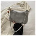 Detalle del bolso de hombro en tela gris con cuentas ámbar y correa suave - Plateado